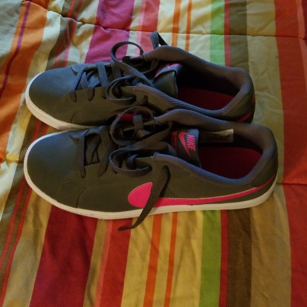 Nike low top sneakers